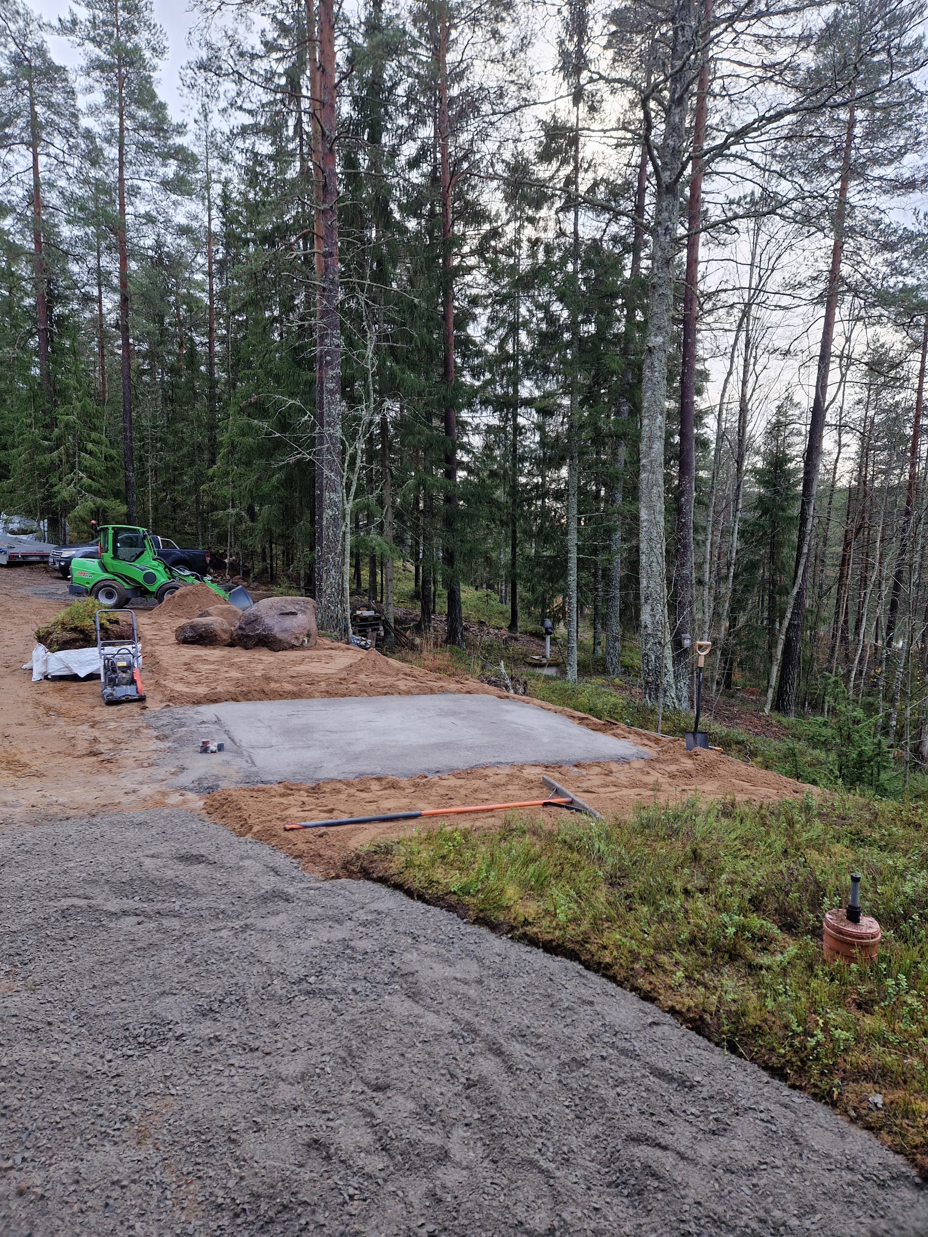 Pihakiveyksen rakennekerros metsän reunassa