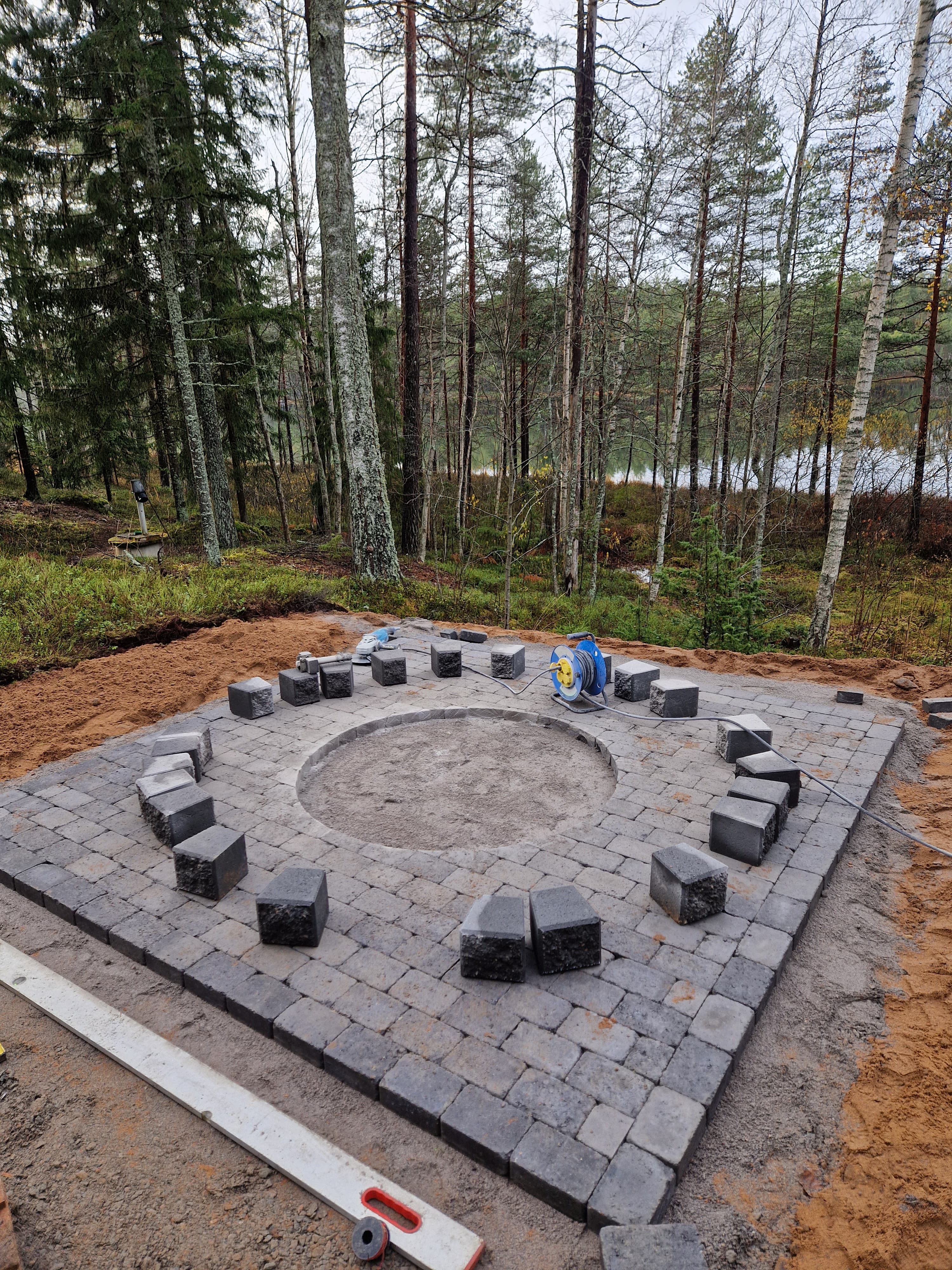 Pyöreän tulipaikan rakentaminen
