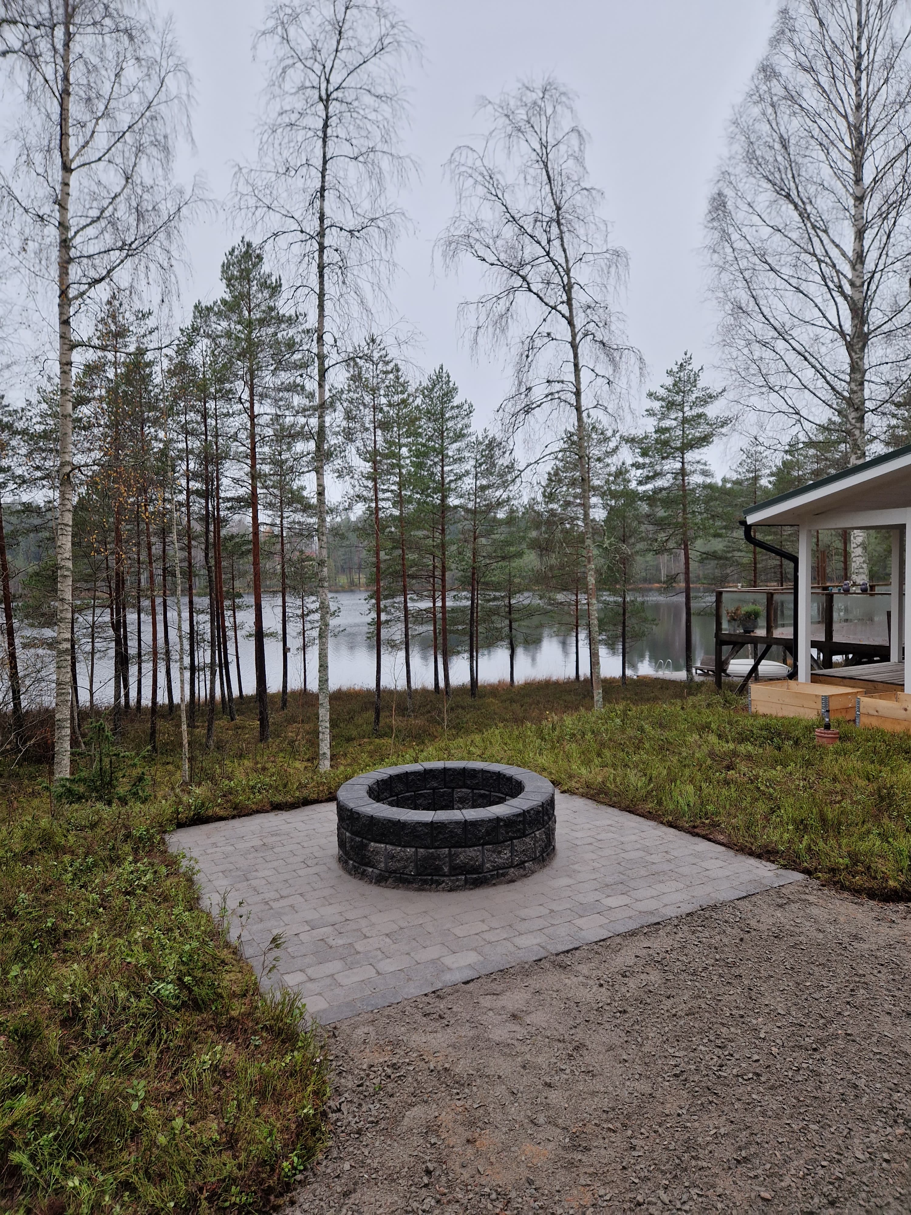 Oleskelualue metsän reunassa