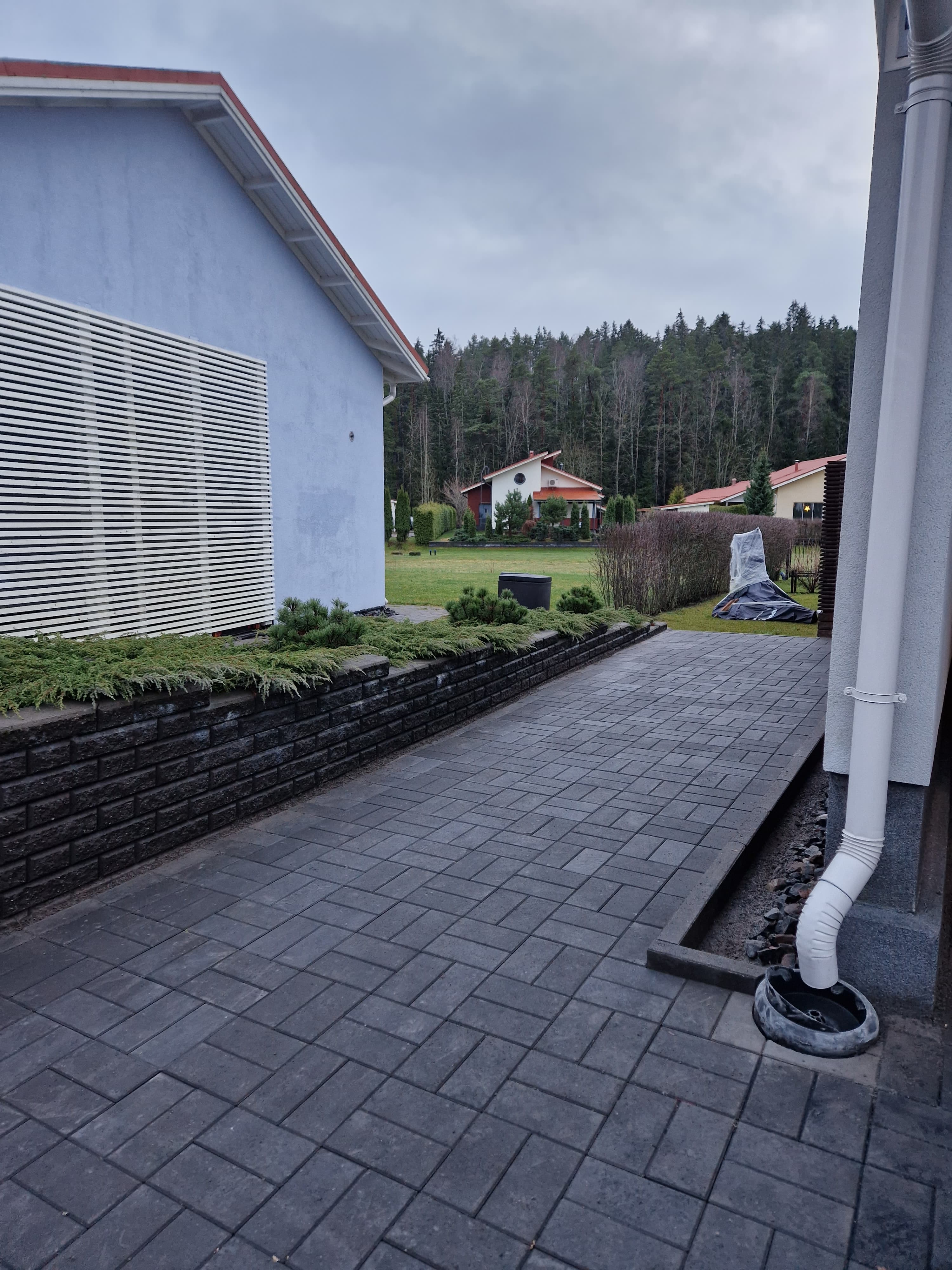 Viimeistelty pihakiveys ja istutusalue rakennusten välissä